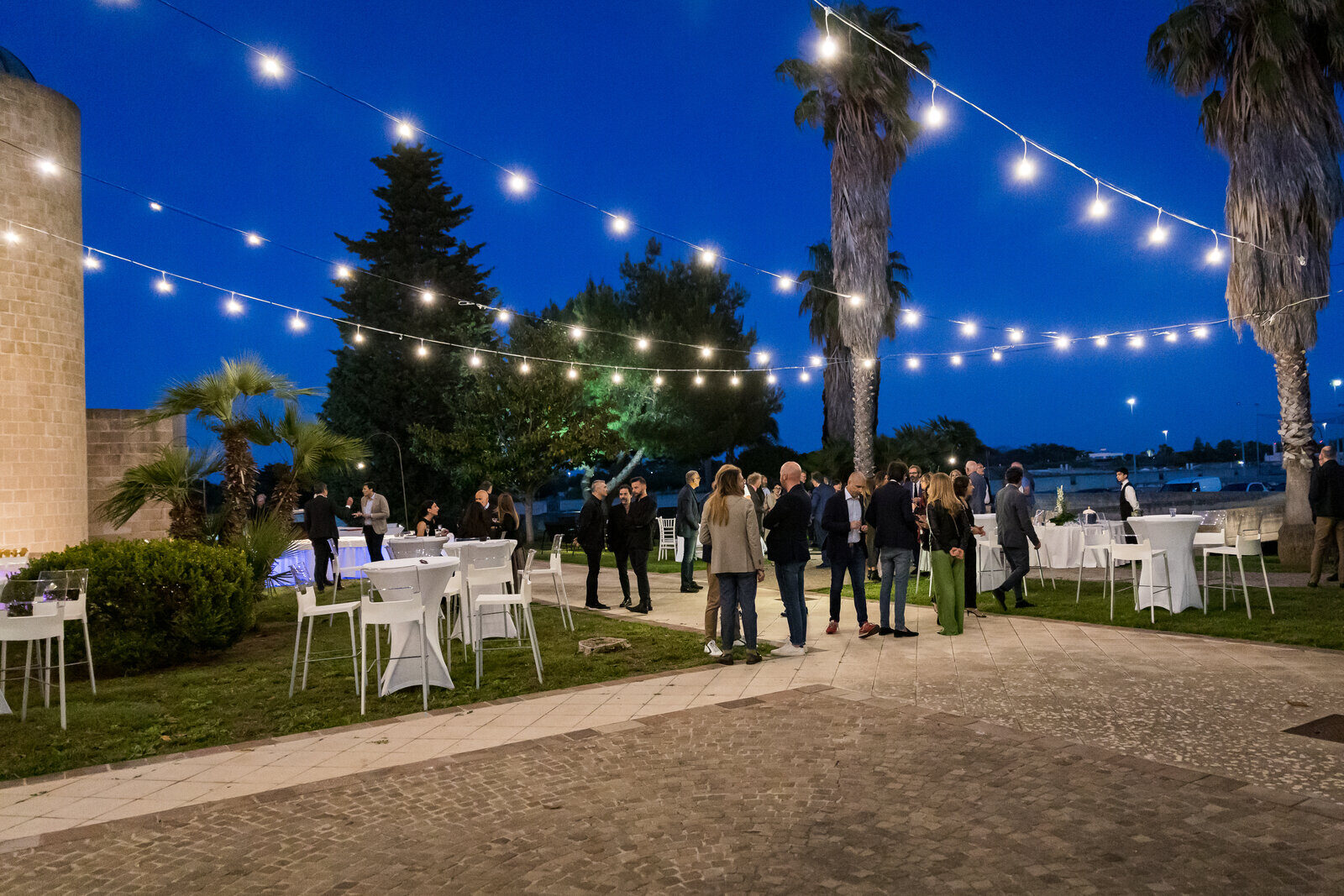 Serata di networking nel giardino del campus AFORISMA
